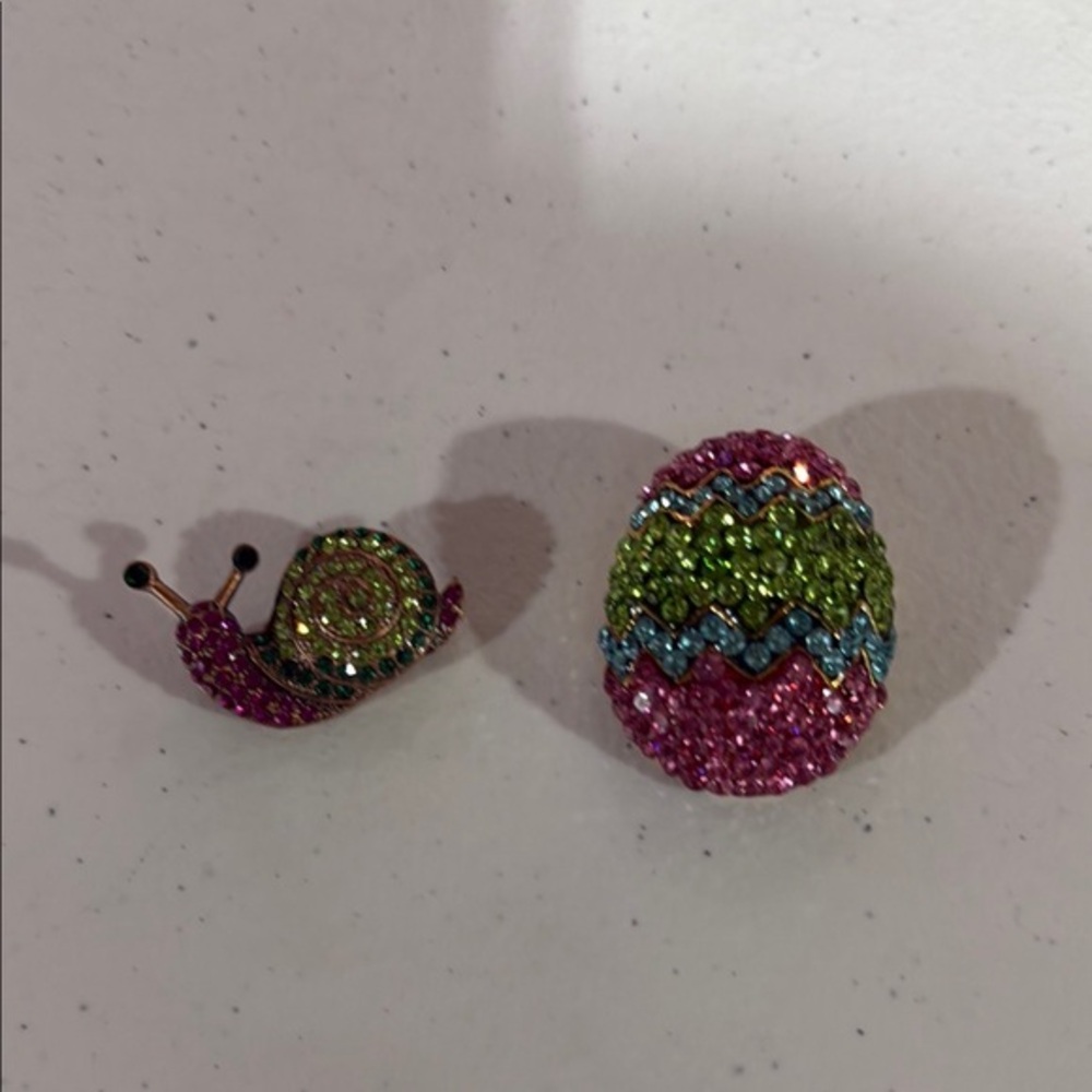 Vintage pins - Easter egg and snail